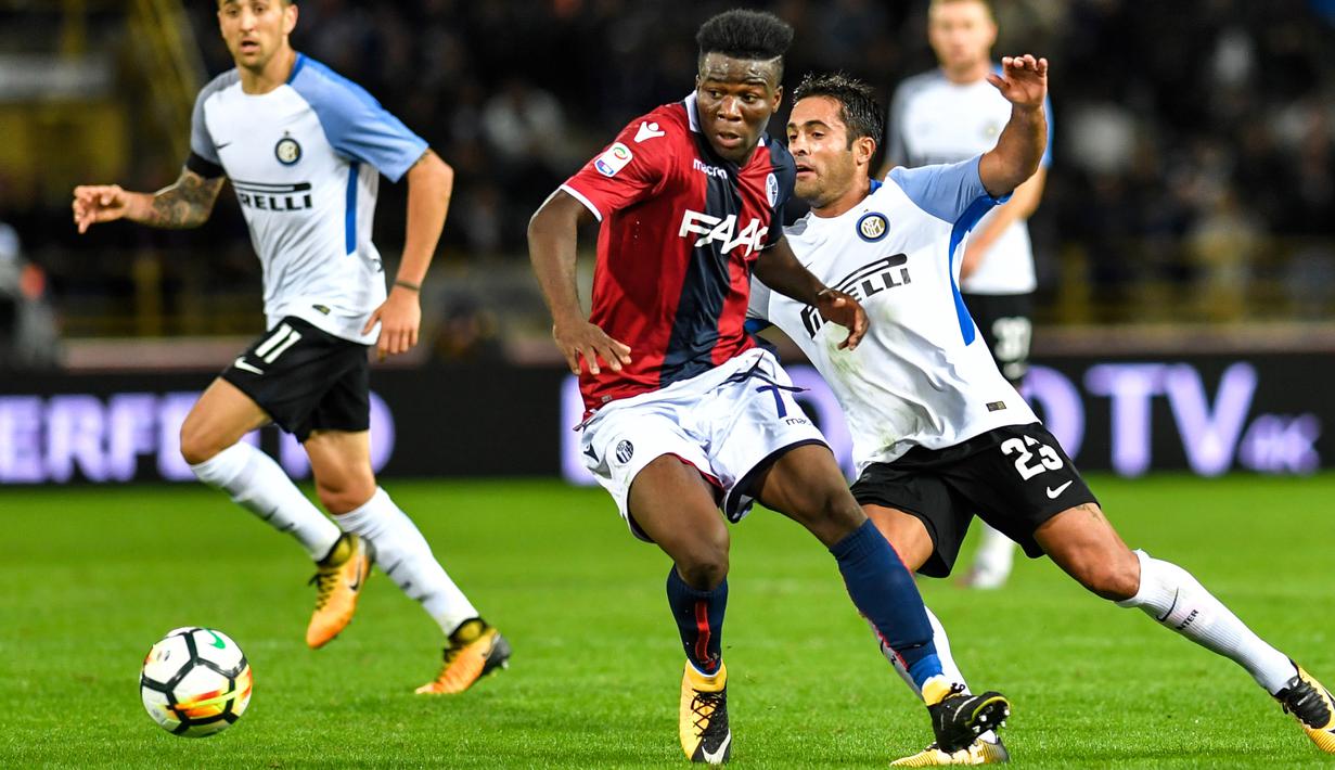 Pemain Inter Milan, Eder (kanan) berebut bola dengan pemain Bologna, Godfred Donsah pada lanjutan Serie A di The Dall' Ara Comunal Stadium, Bologna, (19/9/2017). Inter bermain imbang 1-1 lawan Bologna. (AFP/Andreas Solaro)