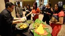 Chef menyajikan makanan dalam festival kuliner "Flavors of The World" di Plaza Indonesia, Jakarta, Jumat (3/11). Festival kuliner internasional ini menampilkan menu dari belahan dunia yang berlangsung selama November 2017. (Liputan6.com/Johan Tallo)