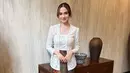 <p>Syifa Hadju tampil elegan mengenakan kebaya putih model kutu baru. Ia memadukannya dengan bawahan kain batik shimmer. Serta heels model pita warna putih. [@syifahadju]</p>