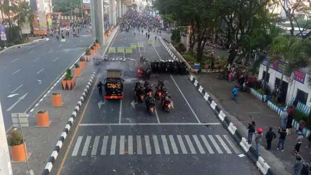 Ricuh Demo 11 April Makassar Mereda Saat Waktu Berbuka Puasa Tiba