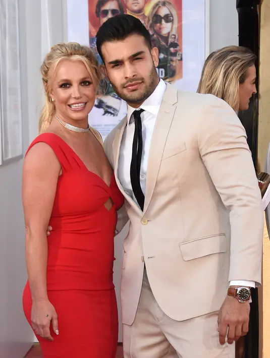 Penyanyi pop, Britney Spears dan sang pacar, Sam Asghari menghadiri premier film "Once Upon a Time in Hollywood" di TCL Chinese Theatre, 22 Juli 2019. Pasangan yang terpaut usia 12 tahun itu bahkan dengan senang hati berpose di karpet merah dan berbagi ciuman mesra. (Jordan Strauss/Invision/AP)