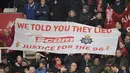 Suporter Liverpool membawa spanduk "Justice" untuk mengenang tragedi Hillsborough 1989 yang menewaskan 96 suporter, pada Leg pertama semi-final Piala Liga Inggris di Stadion Britannia, Inggris, Rabu (06/01/2016) dini hari WIB. (AFP Photo/Oli Scarff)