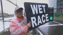 Petugas memberi tanda bahwa lomba dilaksanakan dalam kondisi trek basah di Sirkuit Internasional Shanghai, China, Sabtu (16/4/2016). (Bola.com/Twitter/F1)