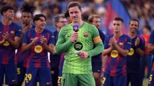 Kiper Barcelona asal Jerman, Marc-Andre Ter Stegen, menyampaikan pidato sebelum pertandingan Piala Joan Gamper ke-60 antara FC Barcelona dan Como 1907 di Stadion Johan Cruyff, Barcelona, pada 10 Agustus 2025. (Josep LAGO/AFP)