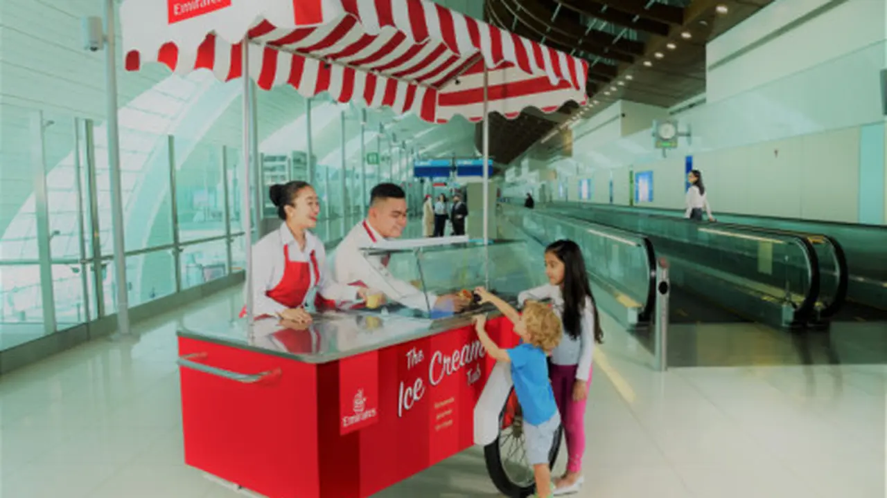 Penumpang yang bepergian melalui Bandara Internasional Dubai pada hari Jumat, Sabtu, atau Minggu dapat menikmati es krim gratis.