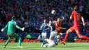 Striker Inggris, Harry Kane, melepaskan tendangan ke gawang Skotlandia pada kualifikasi Piala Dunia 2018 di Hampden Park, Sabtu (10/6/2017). Skor berakhir imbang 2-2. (EPA/Robert Perry)