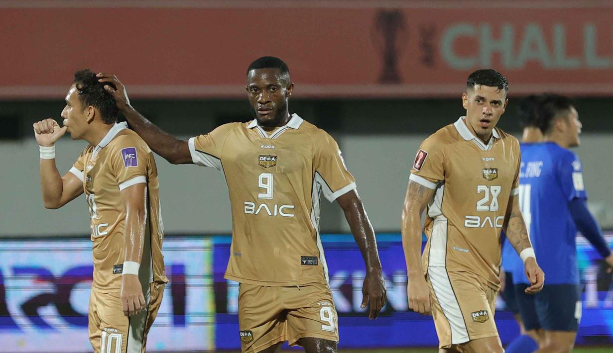 Pemain Dewa United, Egy Maulana Vikri (kiri) merayakan golnya saat melawan Tainan City FC pada matchday kedua Grup E AFC Challange League 2025-2026 di Stadion Indomilk Arena, Tangerang, Banten, Rabu (29/10/2025) malam WIB. Hingga akhir pertandingan Dewa United unggul 4-0 atas Tainan City. (Bola.com/M Iqbal Ichsan)