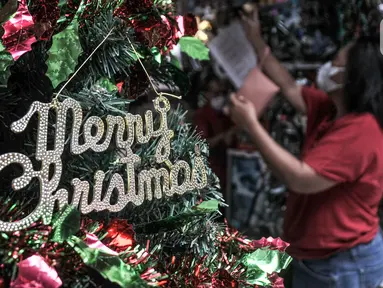 Pohon Natal dijual di salah satu toko di Pasar Asemka, Jakarta, Senin (12/12/2022). Penjualan pernak-pernik Natal di Pasar Asemka mengalami peningkatan. (merdeka.com/Iqbal S. Nugroho)