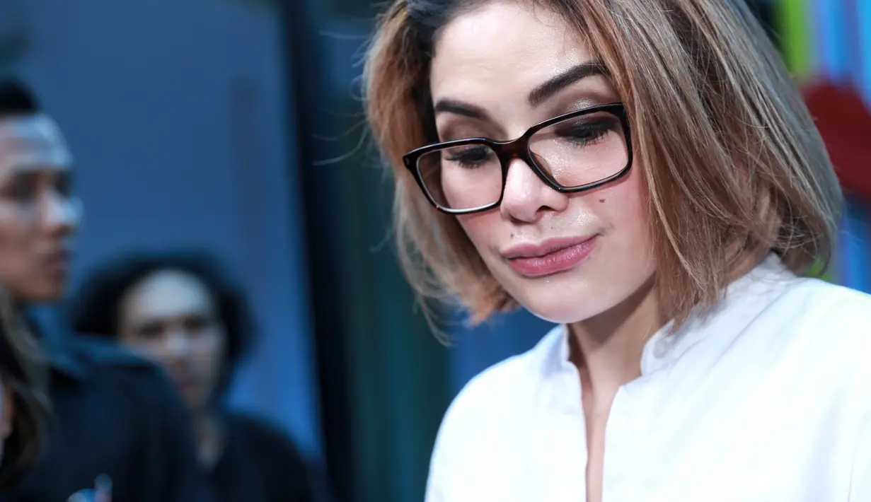 Artis sering bikin sensasi, Nikita Mirzani kembali membuat heboh. Belum lama ini, Nikita mengunggah video bersama Zack Lee. Yang seolah sedang mencium. (Adrian Putra/Bintang.com)