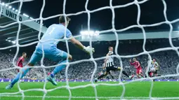 Hugo Ekitike mencetak gol pada menit ke-46 setelah menerima umpan manis dari Cody Gakpo. (AP Photo/Jon Super)