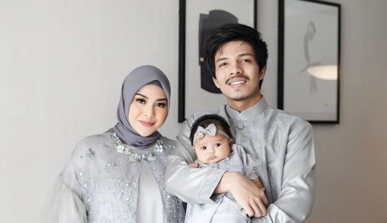 <p>Aurel dan Atta memilih baju Lebaran berwarna silver dengan detail embroidery senada. Tambahan payet dan embellishment pada outfit Aurel Hermansyah membuat look simple menjadi mewah hasil styling Erich Al Amin. (Foto: Instagram @attahalilintar)</p>