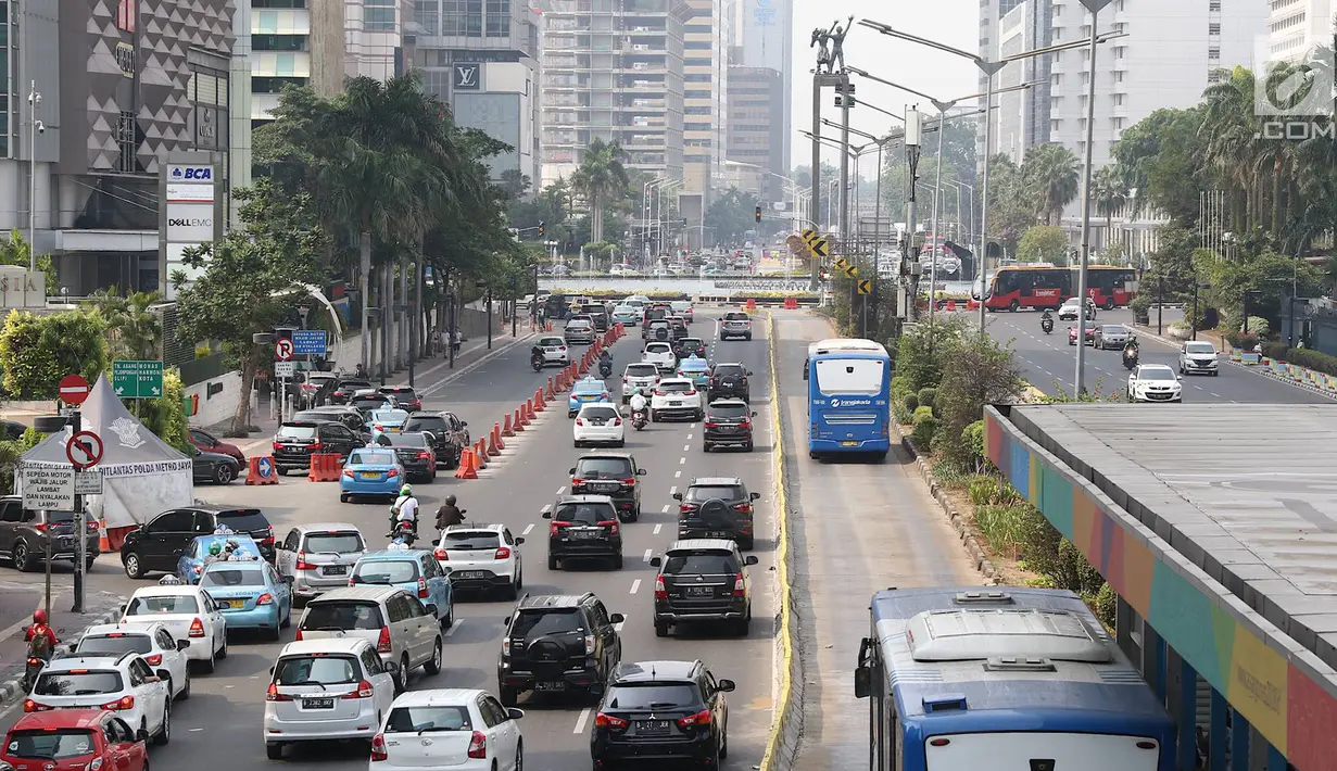 Kendaraan melintas di Jalan Jenderal Sudirman, Jakarta, Minggu (14/10). Kepala BPTJ Bambang Prihantono membenarkan sistem ganjil genap diperpanjang hingga 31 Desember 2018. (Liputan6.com/Immanuel Antonius)