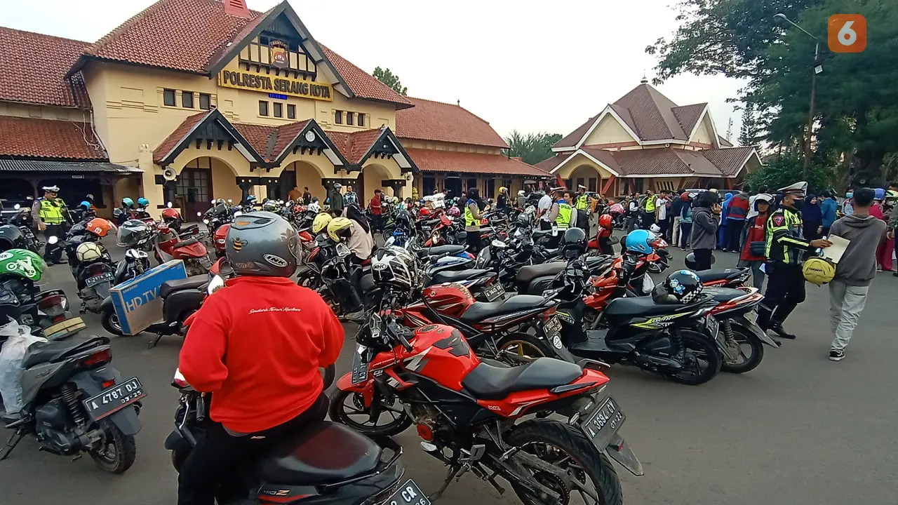 Satlantas Polresta Serkot Razia Kendaraan Tidak Standar. (Rabu, 27/07/2022). (Yandhi Deslatama/Liputan6.com).