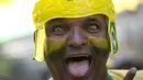 Fans dengan kontak lensa berbentuk bendera Brasil merayakan gol timnya atas Kosta Rika pada laga grup E Piala Dunia 2018 di Rio de Janeiro, Brasil, (22/6/2018). Brasil menang 2-0. (AP/Silvia Izquierdo)