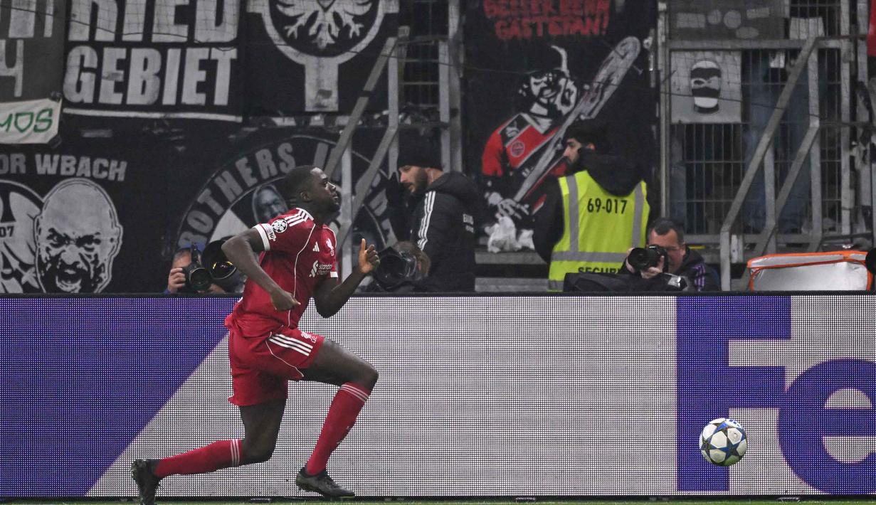 Jelang akhir babak pertama, pada menit ke-44, keunggulan The Reds semakin melebar menjadi 3-1 berkat gol yang dicetak Ibrahima Konate. (Kirill KUDRYAVTSEV/AFP)