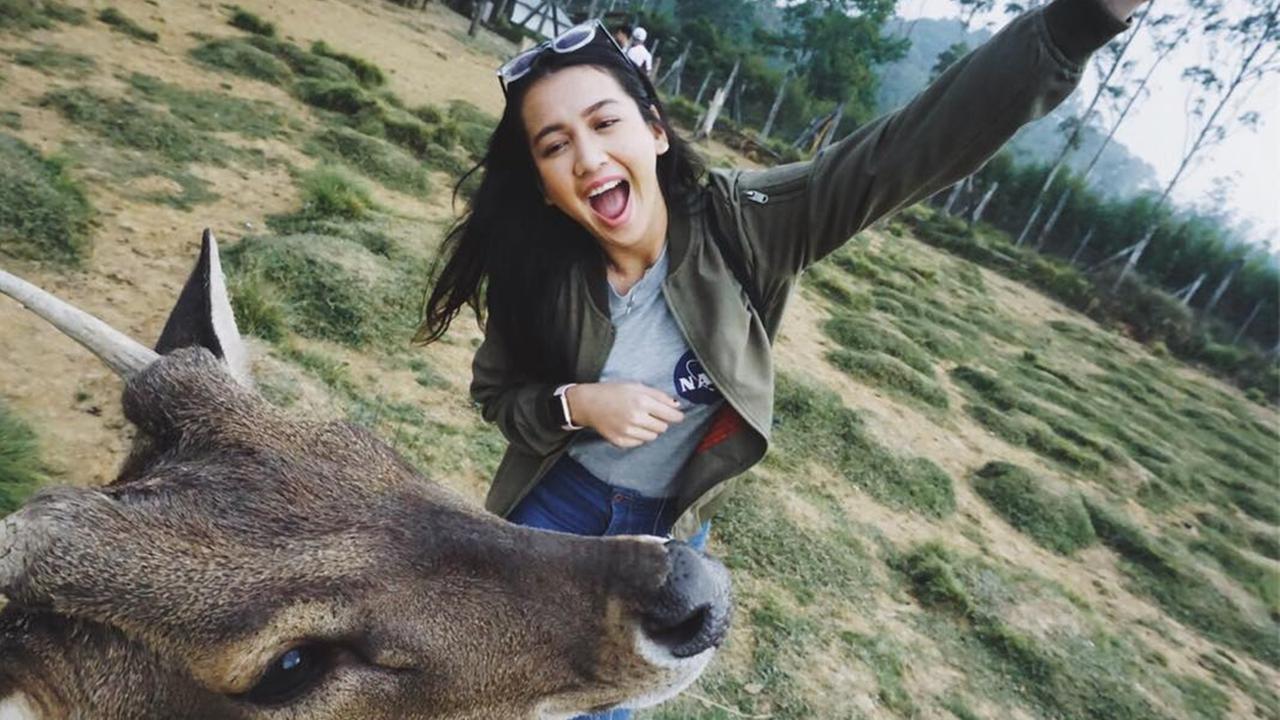 FOTO: Gaya Liburan Dea Annisa Saat Pergi Berlibur, Tetap Stylish