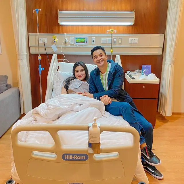 Momen Persalinan Anak Pertama Angbeen Rishi. (Sumber: Instagram/adlyfayruz dan Instagram/angbeenrishi)