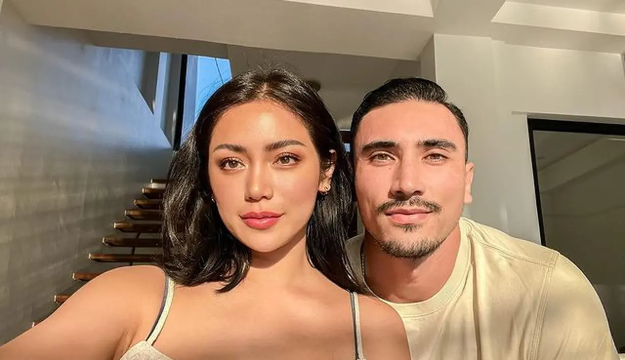 Jessica Iskandar bersama suami (Instagram/inijedar)