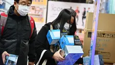 Pelanggan membeli masker dari apotek di daerah Akihabara Tokyo (27/1/2020). Korban dari epidemi virus Corona melonjak pada 27 Januari hingga 80 meninggal dengan ratusan terinfeksi. (AFP Photo/Charly Triballeau)
