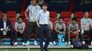Pelatih Korea Selatan, Shin Tae-yong, mengamati permainan anak asuhnya saat melawan Jerman pada laga Piala Dunia di Kazan Arena, Rusia (27/6/2018). Jerman takluk 0-2 dari Korea Selatan. (AFP/Roman Kruchinin)