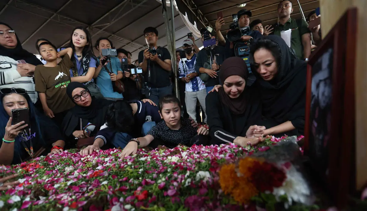 Istri Gary Iskak, Richa Novisha (kedua kanan), bersama anak-anaknya dan kerabat berada di dekat pusara sang suami di Taman Pemakaman Umum (TPU) Tanah Kusir, Jakarta Selatan, Sabtu (29/11/2025). Isak tangis dan suasana haru mengiringi prosesi pemakaman mendiang Gary Iskak di Taman Pemakaman Umum (TPU) Tanah Kusir, Jakarta Selatan, Sabtu (29/11/2025). (Kapanlagi.com/Budy Santoso)