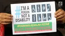 Selembaran dukungan untuk korban bullying atau perundungan di Universitas Gunadarma, Depok, Kamis (20/7). Perwakilan LBH Disabilitas dan Masyarakat Peduli Autis mendatangi Gunadarma untuk memberikan dukungan kepada Farhan. (Liputan6.com/Immanuel Antonius)