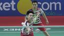 Aksi Kevin Sanjaya mengembalikan kok ke pasangan Denmark, Mads Conrad/Mads Pieler pada perempat final Indonesia Open 2018 di Istora Senayan, Jakarta, (6/6/2018). Kevin/Marcus menang 20-22, 22-20, 21-18. (Bola.com/Nick Hanoatubun)