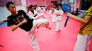Sejumlah Murid saat berlatih taekwondo di Sekolah Atlet Shichahai, China (18/5). Sistem sekolah olahraga di China telah sangat membantu meraih kesuksesan dengan didikan kerasnya. (REUTERS/Aly Song)