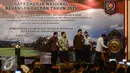 Wapres Jusuf Kalla (kanan) memukul gong sebagai tanda dibukanya Rapat Kerja Nasional Keuangan Daerah Tahun 2015 di Jakarta, Kamis (2/7/2015). Menurut JK, krisis Yunani bisa dijadikan pelajaran agar tak terjadi di Indonesia. (Liputan6.com/Faizal Fanani)
