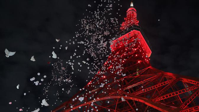 Sambut Imlek di Menara Tokyo: Menara Tokyo dihiasi cahaya berwarna merah menyambut Tahun Baru Imlek di Tokyo, Jepang, 24 Januari 2020. Menara Tokyo dihiasi cahaya berwarna merah pada Jumat (24/1) untuk merayakan datangnya Tahun Tikus China yang jatuh pada 25 Januari 2020. (Xinhua/Du Xiaoyi)