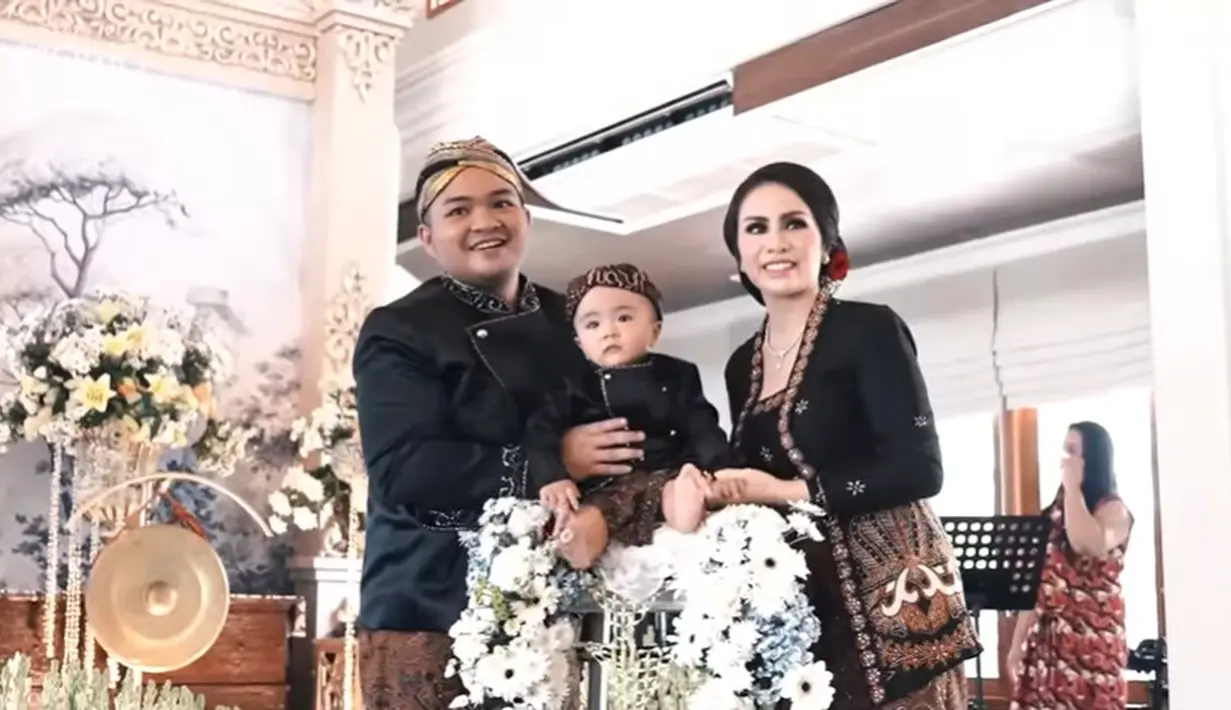 Tedak siten anak kedua Momo Geisha (Youtube/Momo Youtube Channel)