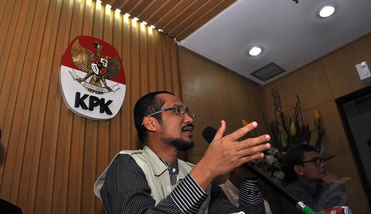 Pada aksi tangkap tangan kali ini, KPK menggelandang terduga korupsi Gubernur Riau Annas Maamun beserta 8 orang lainnya, Jakarta, (26/9/14). (Liputan6.com/Miftahul Hayat) 