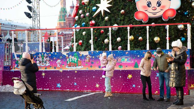 Orang-orang berfoto di dekat pohon Natal dengan dekorasi Tahun Baru di Moskow, Rusia, pada 2 Desember 2020. (Xinhua/Bai Xueqi)