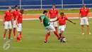 Legenda Liga Italia asal Belanda, Edgar Davids (kedua kanan) berebut bola saat latihan uji lapangan jelang laga melawan Primavera Baretti di Stadion GBK, Jakarta, Jumat (20/5/2016). Laga kedua tim digelar Sabtu (21/5). (Liputan6.com/Helmi Fithriansyah)