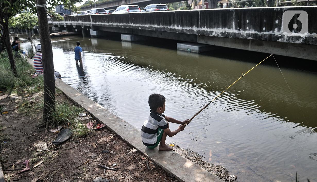 Seorang anak saat memancing di Kali Ancol, Jakarta Utara, Kamis (11/3/2021). Kali Ancol menjadi wisata alternatif warga, terutama bagi yang hobi memancing untuk menghabiskan waktu liburan. Selain orang dewasa, sejumlah anak-anak pun terlihat asyik memancing di Kali Ancol. (merdeka.com/Iqbal S. Nugro