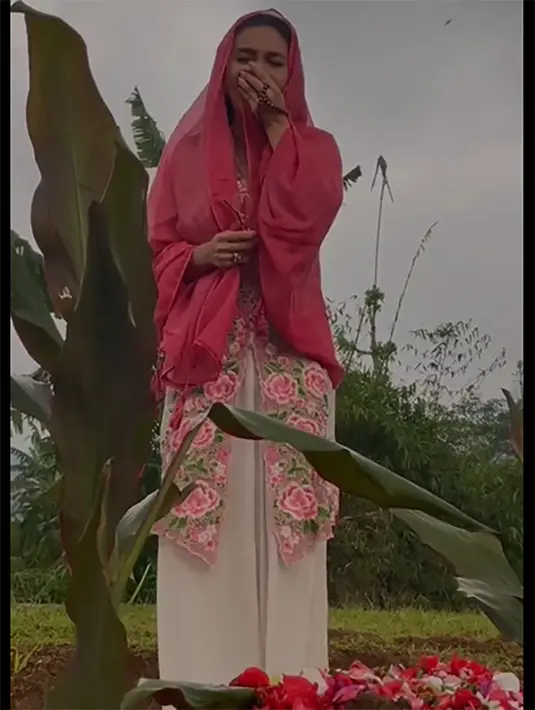 Sebelum meninggalkan makam Emak, Oneng tampak masih memendam kesedihan. Seperti di ketahui, Rieke sangat dekat dengan Nani Wijaya. Beberapa tahun Rieke dan Nani kerja bareng dalam sinetron yang sangat populer saat itu. Oneng menjadi anak dari Emak. [Foto; Instagram/riekediahp]