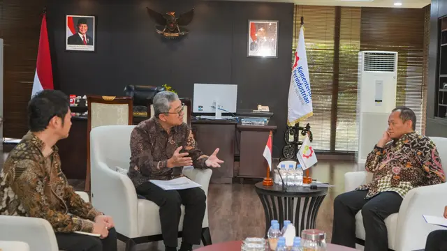 Menperin Muhammad Sarmuji berbincang dengan Presiden Direktur Toyota Motor Manufacturing Indonesia (TMMIN) Nandi Julyanto (kedua kiri) pada saat melakukan pertemuan di Jakarta, Selasa (27/10/2026). (Foto: Kementerian Perindustrian).