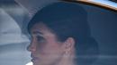 Meghan Markle berada di dalam mobil saat menghadiri prosesi persemayaman Ratu Elizabeth II di Westminster Hall di London (14/9/2022). Anting-anting ini dikenakan wanita 41 tahun tersebut saat ia melakukan tugas kerajaan pertama bersama Ratu Elizabeth II, tanpa Pangeran Harry. (Photo by Daniel LEAL/various sources/AFP)