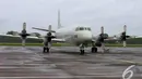 Tampilan depan pesawat asal Korea Selatan yang ikut membantu pencarian AirAsia QZ8501, Lanud Halim Perdanakusuma, Jakarta, Minggu (4/1/2015). (Liputan6.com/Andrian M Tunay)