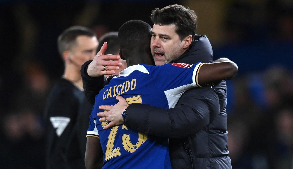 <p>Pelatih Chelsea, Mauricio Pochettino, memeluk Moises Caicedo setelah laga melawan Leeds United dalam duel putaran kelima FA Cup 2023/2024 di Stadion, Kamis (29/2/2024). Kemenangan ini menjadi momentum bagus buat Chelsea yang akhir pekan lalu kalah dari Liverpool di final Carabao Cup. The Blues menyerah dengan skor 0-1 di Wembley. (AFP/Glyn Kirk)</p>