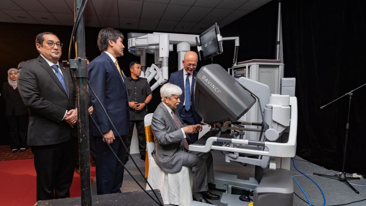 Unik! Pita Peresmian Hospital Picaso Malaysia Digunting dengan Bantuan Robot Bedah