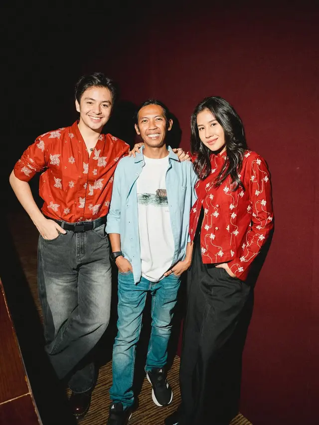 Inspirasi Gaya Couple Sentuhan Batik Modern dari Angga Yunanda dan Shenina Cinnamon