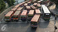 Aktivitas angkutan umum di Terminal Blok M, Jakarta Selatan, Kamis (15/10/2015). Dishub Transportasi DKI Jakarta menyatakan bahwa kendaraan umum di ibu kota yang layak jalan hanya sekitar 13 persen. (Liputan6.com/Immanuel Antonius)
