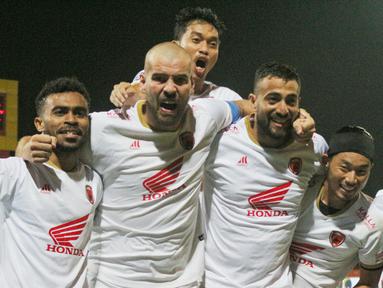 PSM Makassar tampil menjadi juara BRI Liga 1 2022/2023 dengan skuad yang merata antara pemain asing dan pemain lokal. Dari sisi nilai pasar pun, perpaduan antara pemain asing dan pemain lokal pun terlihat merata, di mana dari total 8 pemain dalam deretan termahal terdapat 4 pemain asing dan 4 pemain lokal. Siapa saja? berikut daftar lengkapnya menurut situs trasnfermarkt. (Bola.com/Wahyu Pratama)