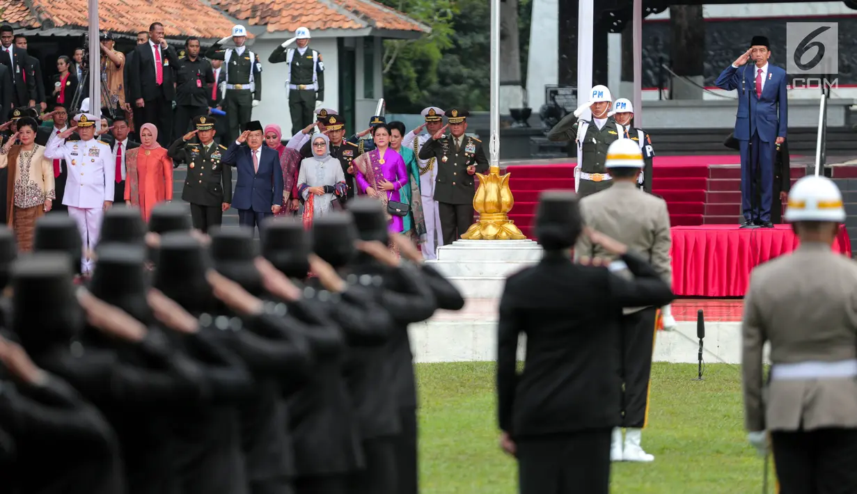Presiden Joko Widodo dan peserta upacara melakukan hormat saat upacara Hari Kesaktian Pancasila, di Halaman Monumen Pancasila Sakti, Jakarta, Minggu (1/10). (Liputan6.com/Faizal Fanani)