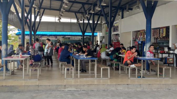 Pemudik menikmati fasilitas food court di rest area km86B Tol Cipali, Kamis (30/5/2019). (Ika Defianti)
