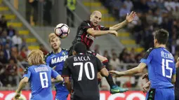 Pemain AC Milan, Gabriel Paletta menyundul bola ke gawang Sassuolo pada lanjutan Serie A di Stadion San Siro, Milan (2/10/2016).  (AP/Antonio Calanni)