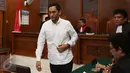 Aktor Restu Sinaga seusai menjalani sidang pembacaan putusan dari kasus narkotika di Pengadilan Negeri Jakarta Selatan, Selasa (20/12). Majelis Hakim menunda agenda sidang lantaran salah satu Hakim Anggota berhalangan hadir. (Liputan6.com/Herman Zakharia)