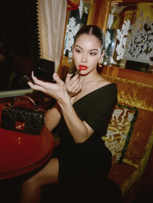 Dalam salah satu foto, Alyssa terlihat anggun dengan gaun panjang berwarna hitam, berpose sambil mengenakan lipstik membuatnya terlihat semakin menawan waktu di kereta yang mewah.Potret perjalanan Alyssa Daguise dengan Eastern & Oriental Express tidak hanya sekadar menunjukkan kemewahan, tetapi juga menginspirasi banyak orang untuk mengeksplorasi gaya hidup berkelas. (Liputan6.com/IG/@alyssadaguise)