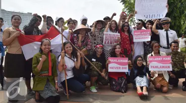 Sejumlah orang memakai baju pejuang dan menyerupai tokoh pahlawan berfoto bersama saat memperingati Hari Pahlawan di Lapangan Simpanglima, Semarang, Kamis (10/11). (Liputan6.com/Gholib) 